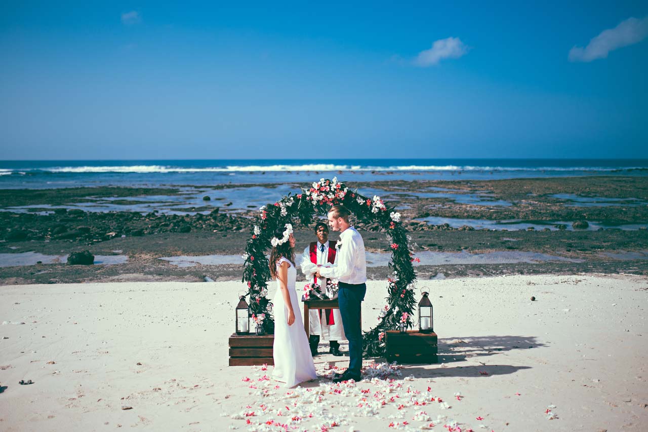 负担得起的巴厘岛海滩婚礼
