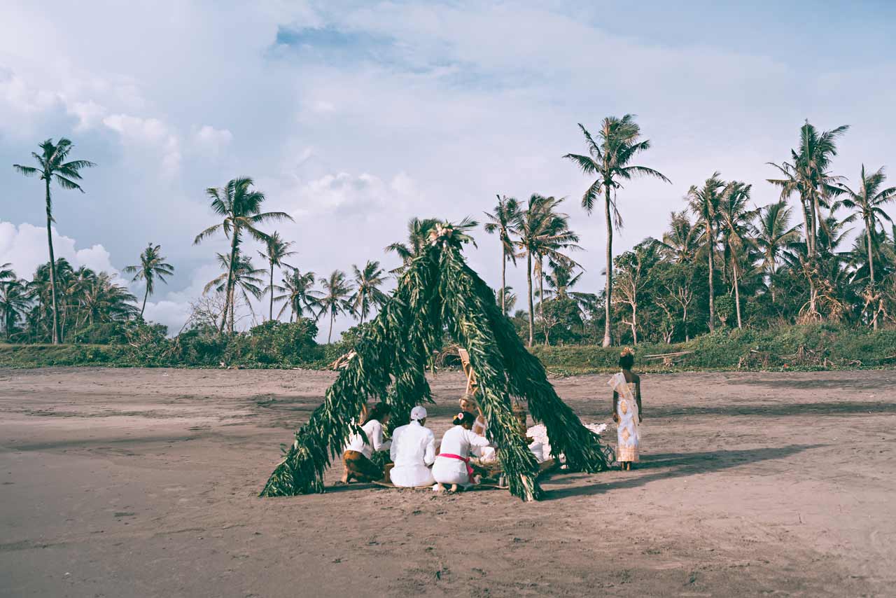 Balinese-Hindu-wedding-on-a-beach