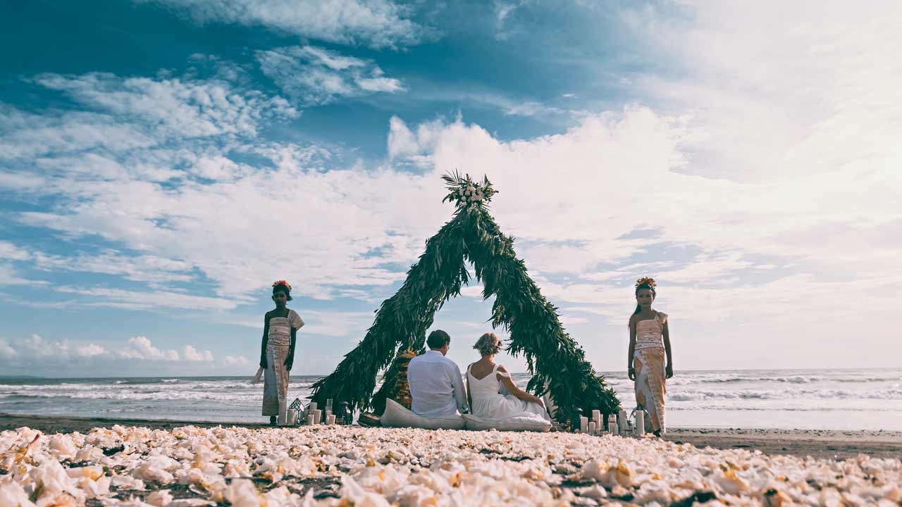 Traditional-Balinese-wedding-ceremony-on-beach