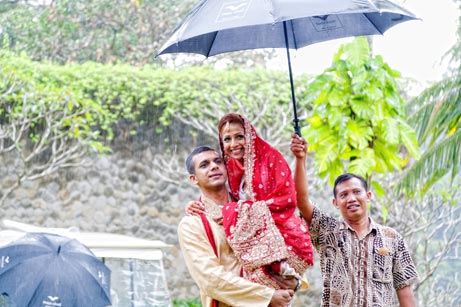 雷竞技raybet入口进入巴厘岛婚礼在雨中