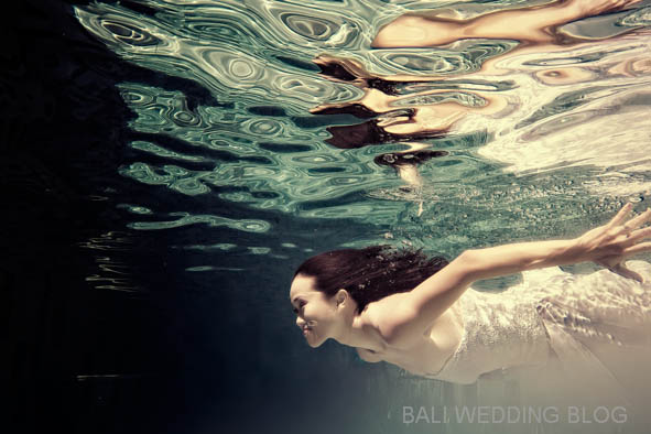 巴厘岛的婚礼照片下的水