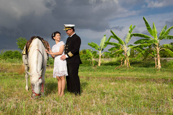 巴厘岛前婚礼照片与马
