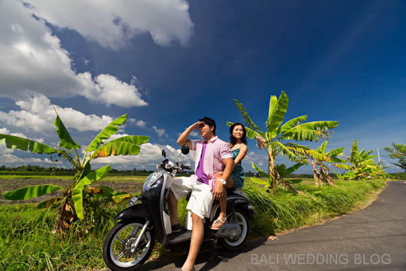 巴厘岛与踏板车前婚礼