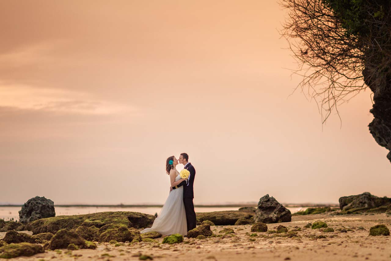 日落海滩婚礼巴厘岛