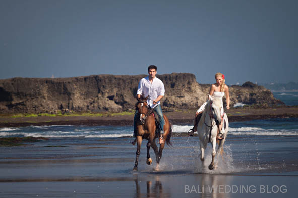 巴厘岛与马举行婚礼
