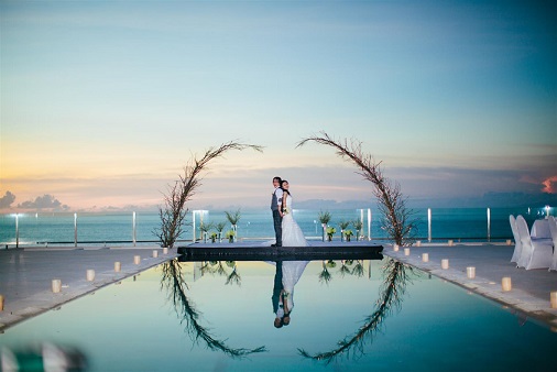Villa Anugrah的主要游泳池，可欣赏印度洋的壮丽景色。