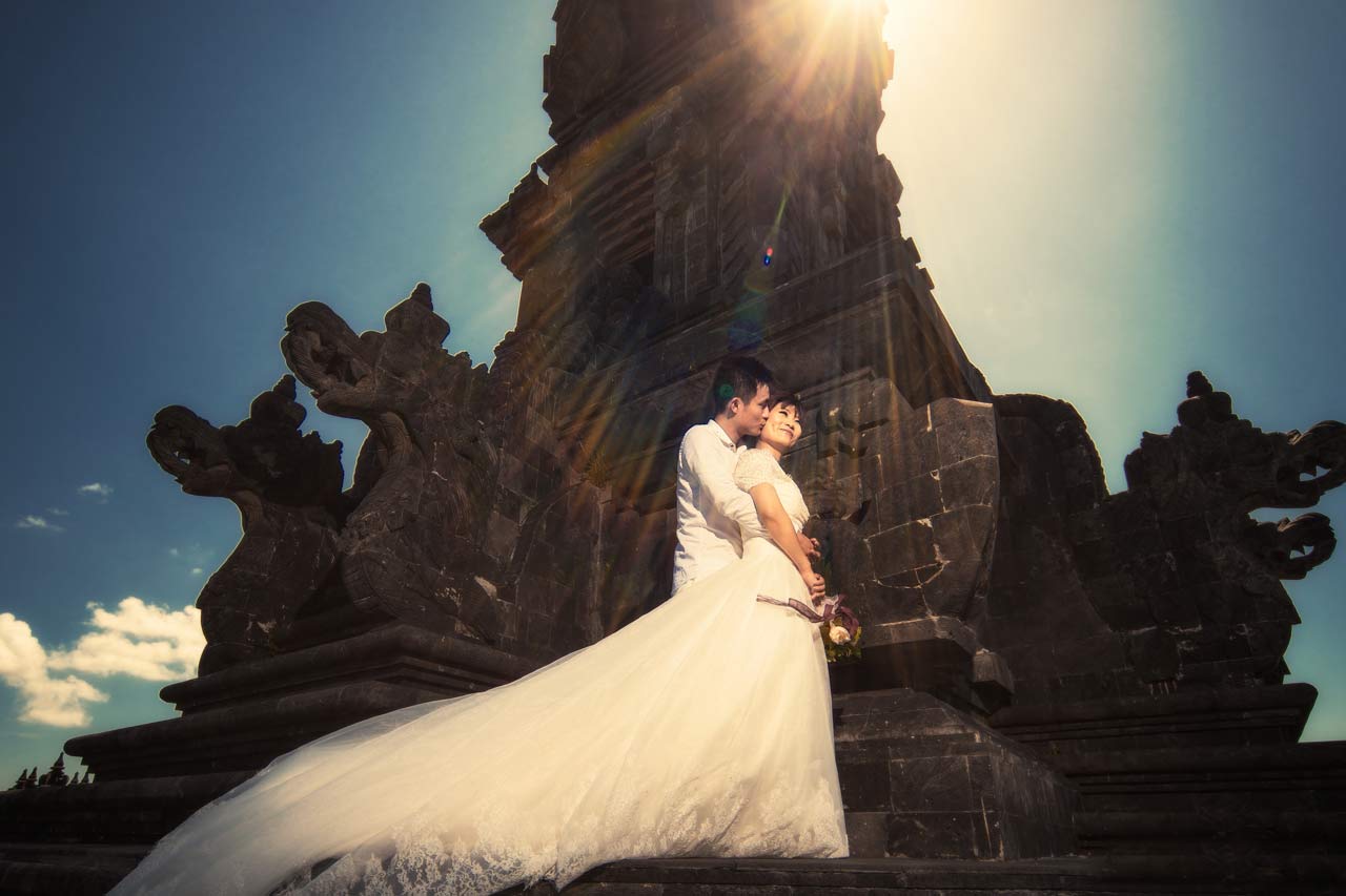 拍摄婚纱照的最佳地点是巴厘岛寺庙