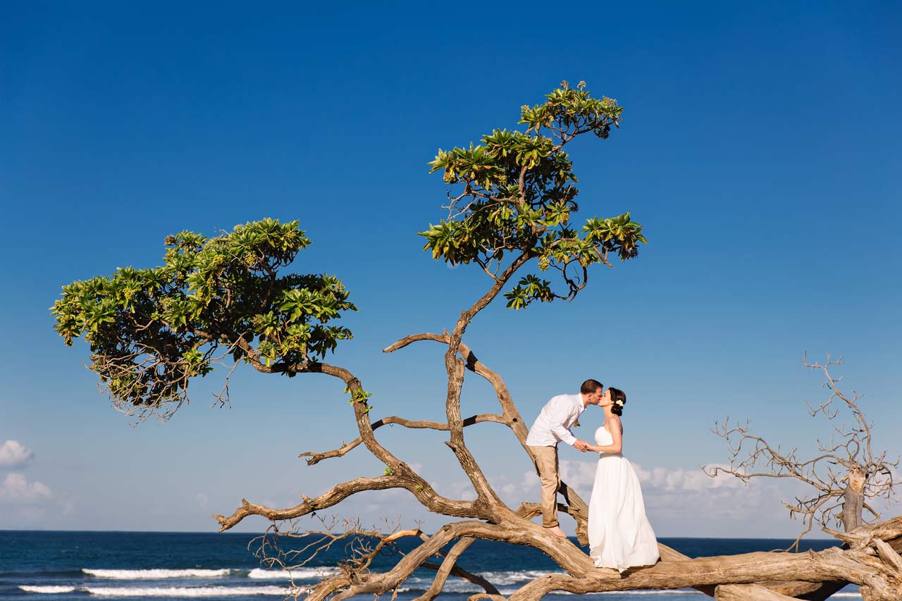 雷竞技raybet入口进入巴厘岛婚礼在海滩上